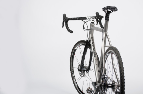 A beautiful XT-1 featuring internal brake and Di2 Routing as well as an integrated seat mast